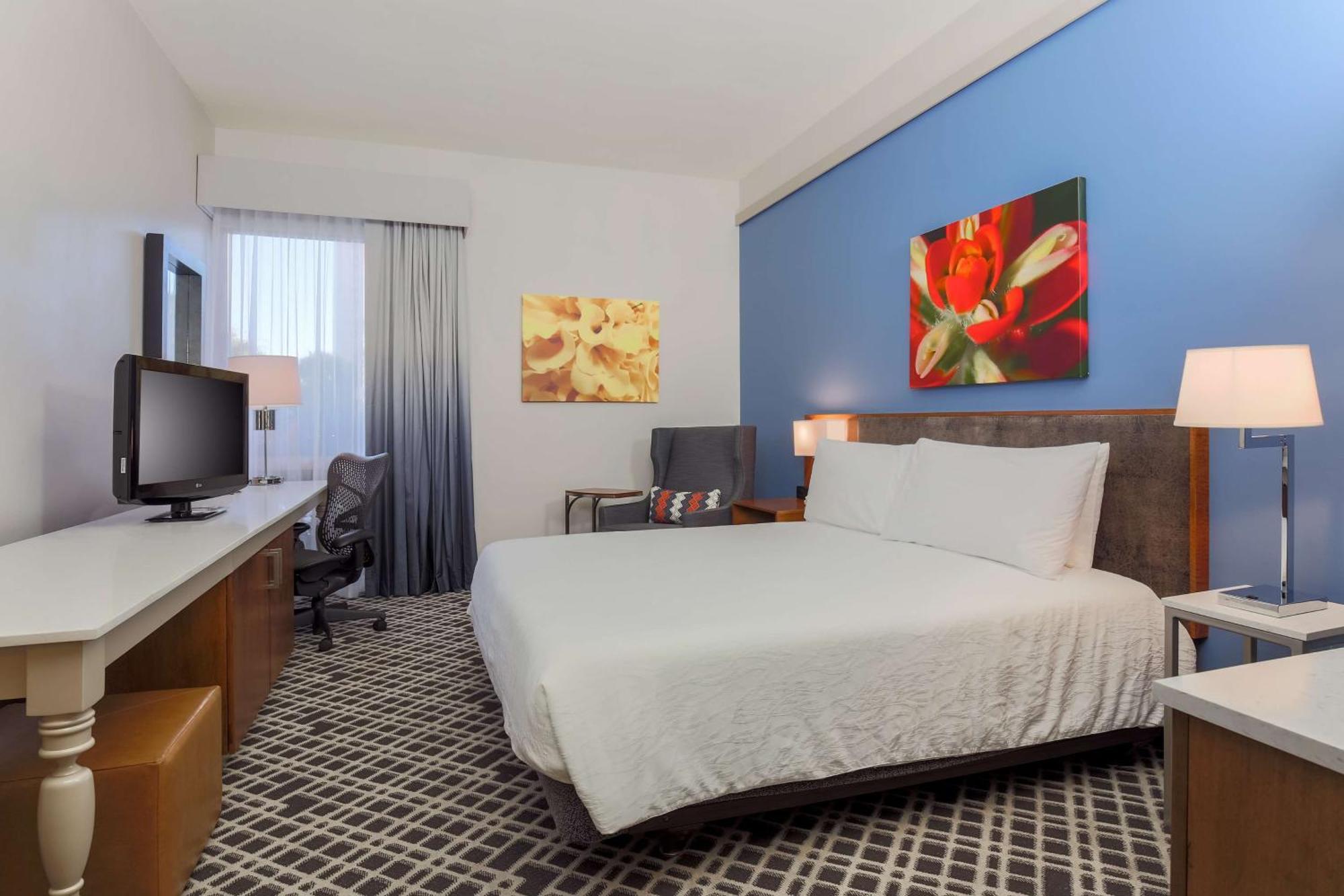Hilton Garden Inn Dallas/Market Center Exterior photo