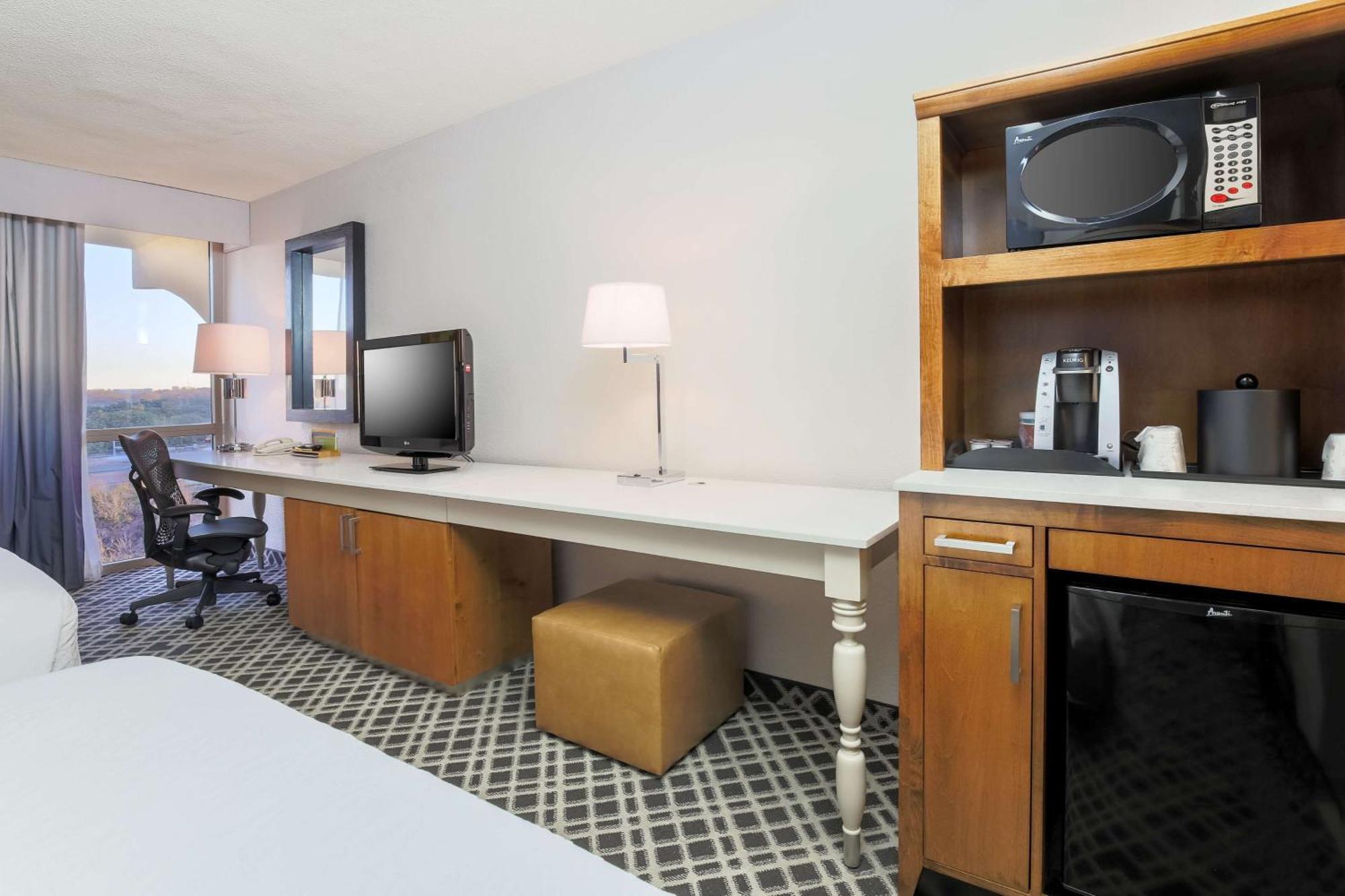 Hilton Garden Inn Dallas/Market Center Exterior photo