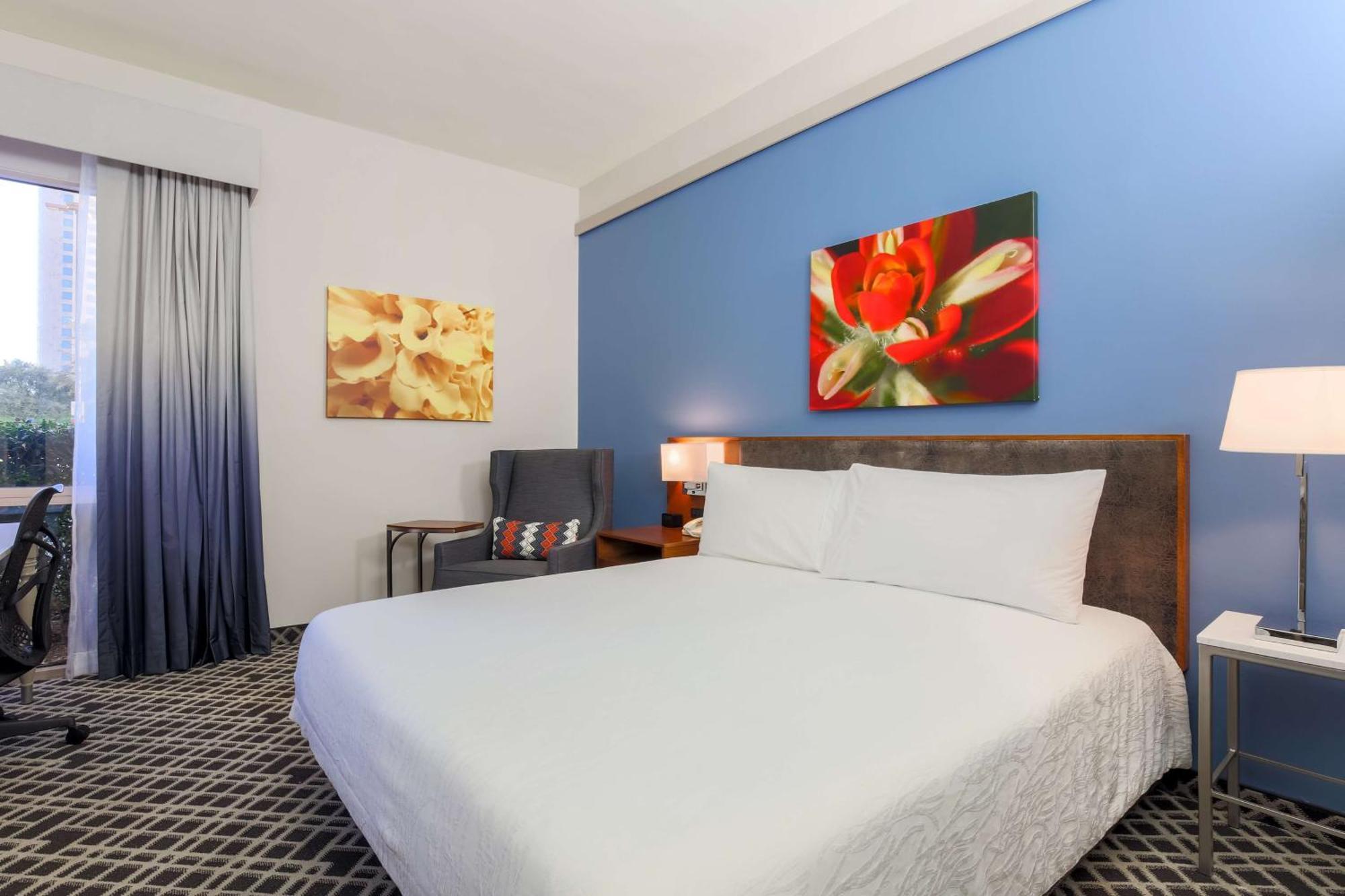 Hilton Garden Inn Dallas/Market Center Exterior photo