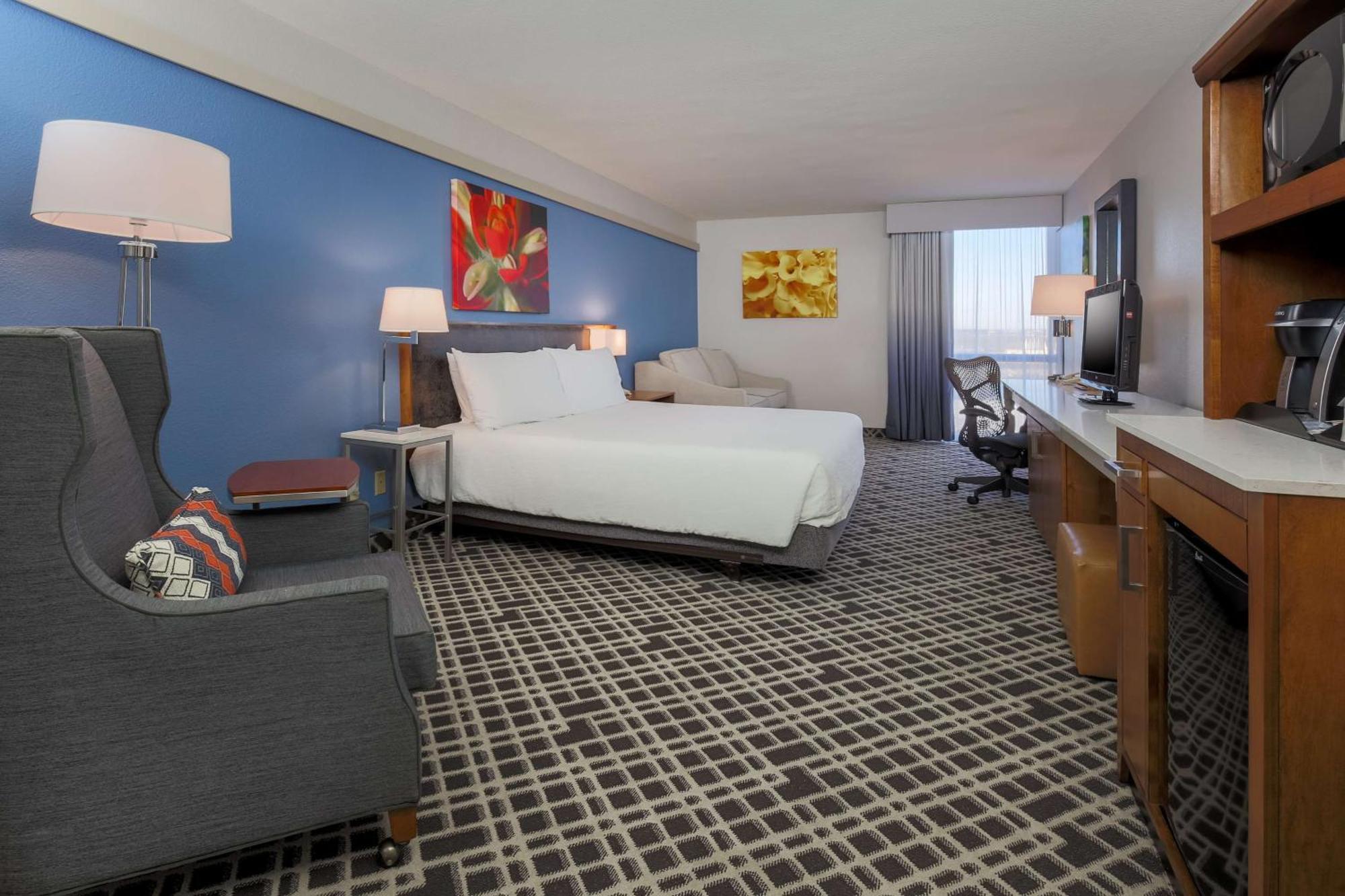Hilton Garden Inn Dallas/Market Center Exterior photo