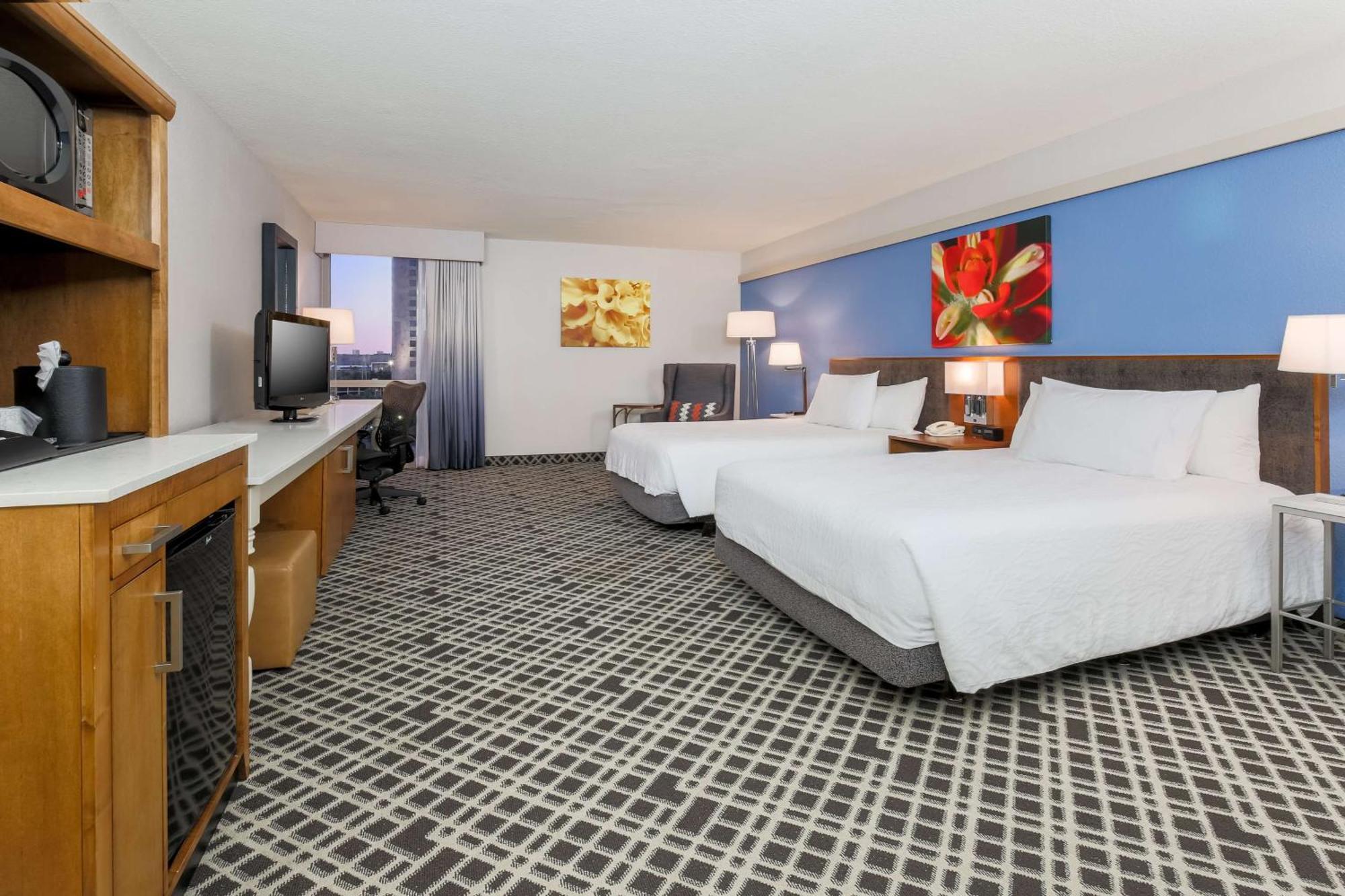 Hilton Garden Inn Dallas/Market Center Exterior photo