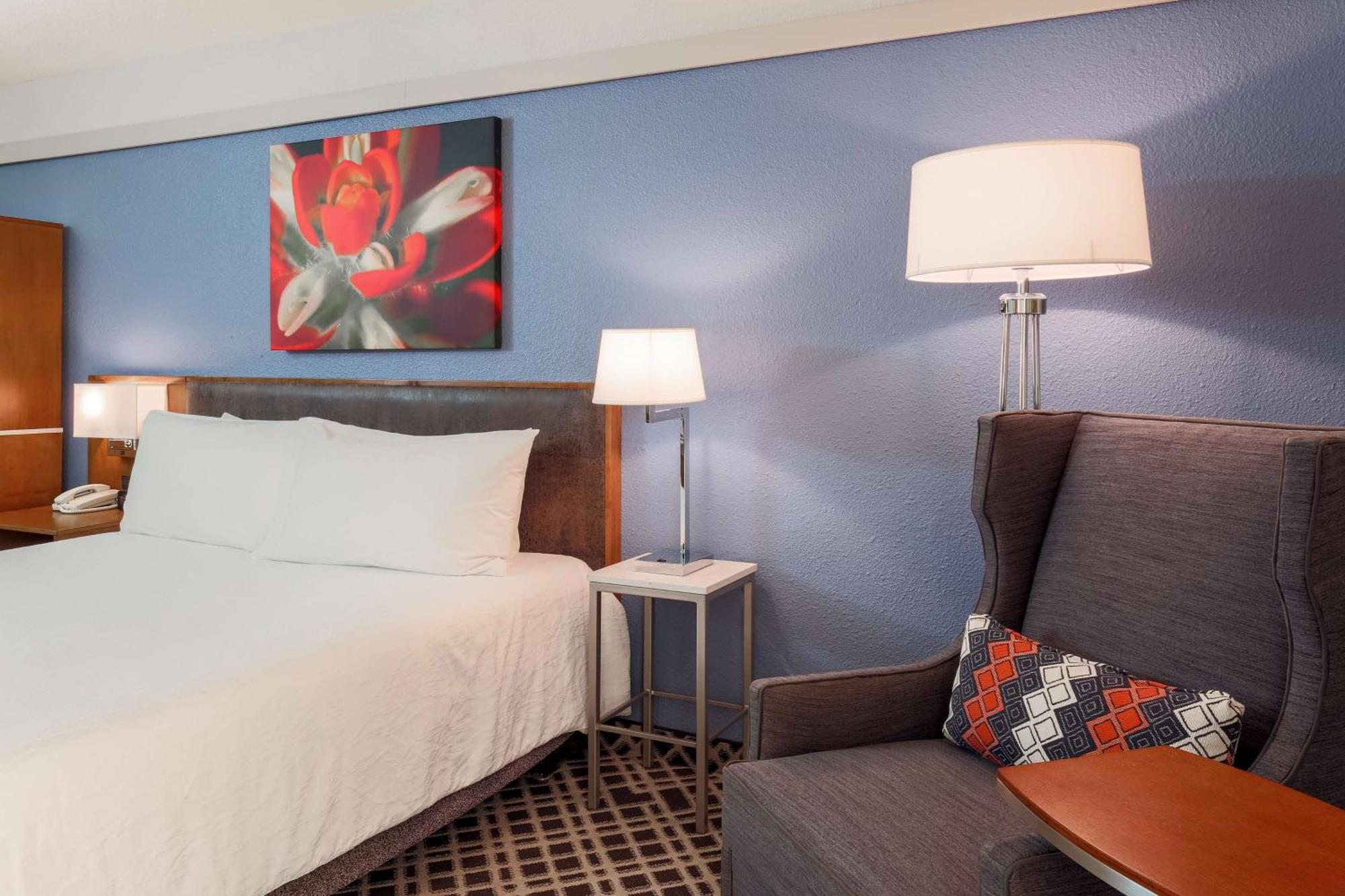 Hilton Garden Inn Dallas/Market Center Exterior photo