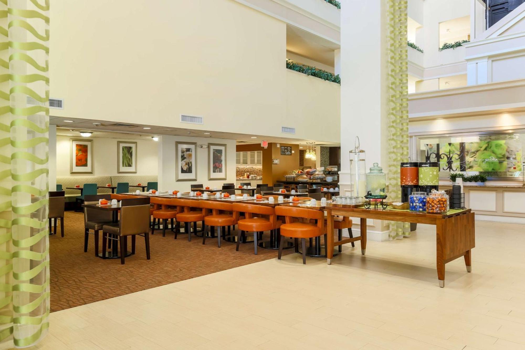 Hilton Garden Inn Dallas/Market Center Exterior photo