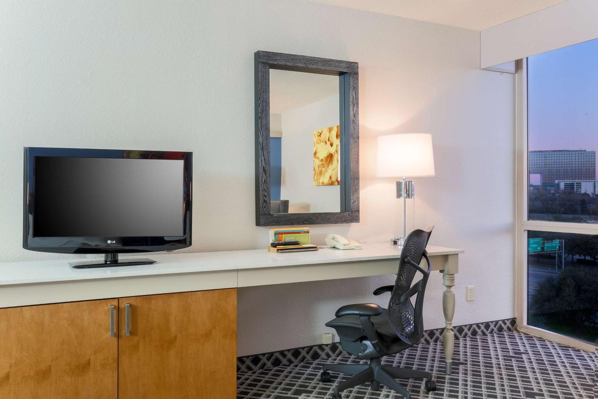 Hilton Garden Inn Dallas/Market Center Exterior photo
