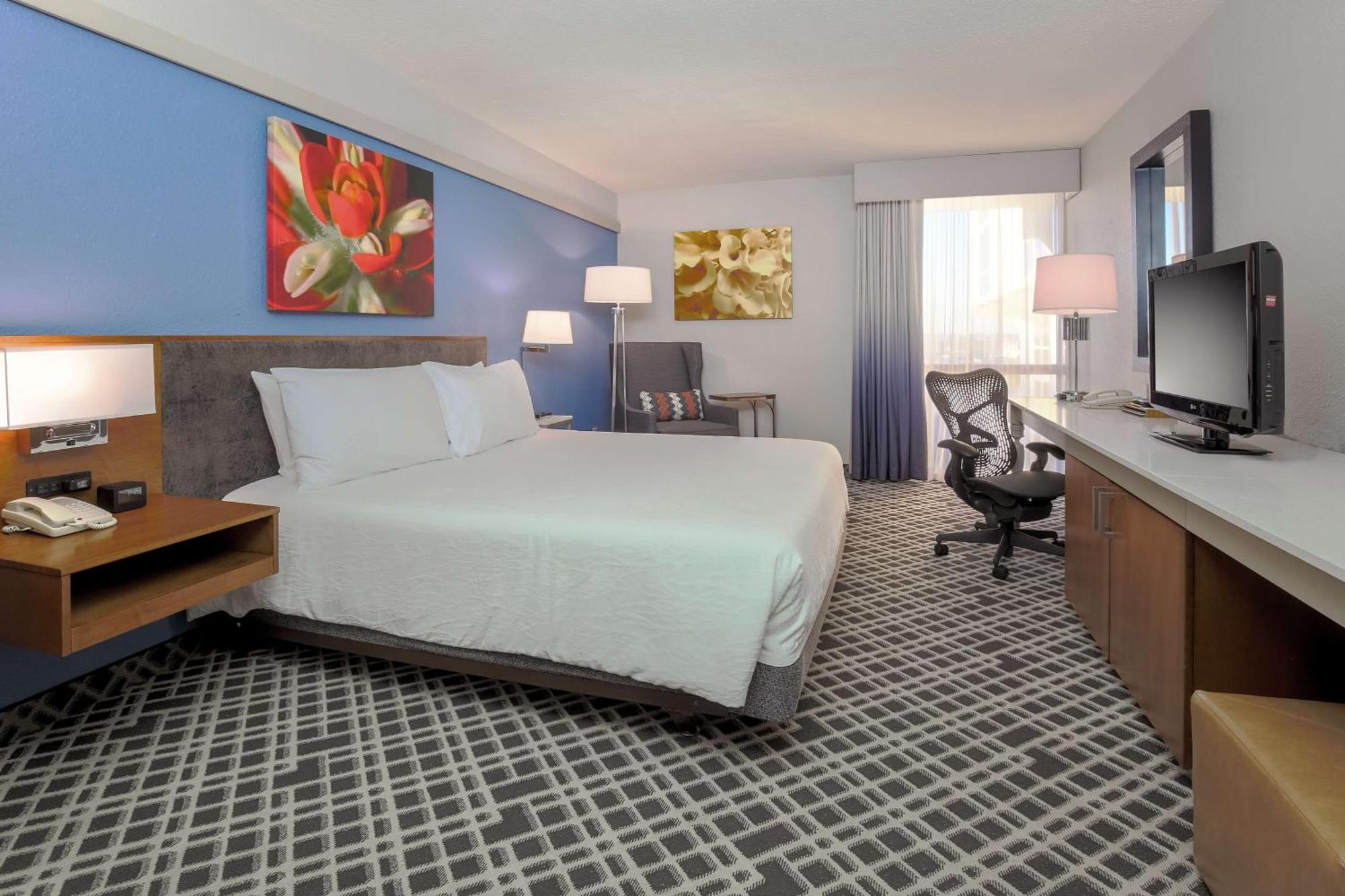 Hilton Garden Inn Dallas/Market Center Exterior photo