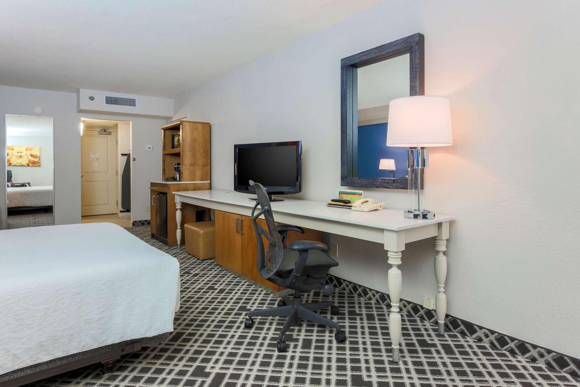 Hilton Garden Inn Dallas/Market Center Exterior photo