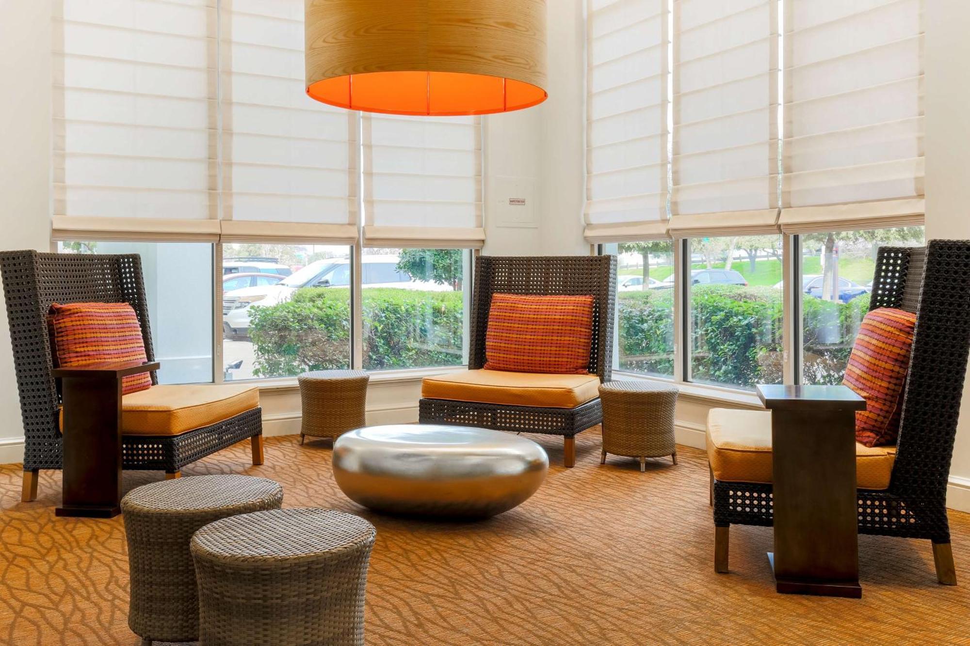Hilton Garden Inn Dallas/Market Center Exterior photo